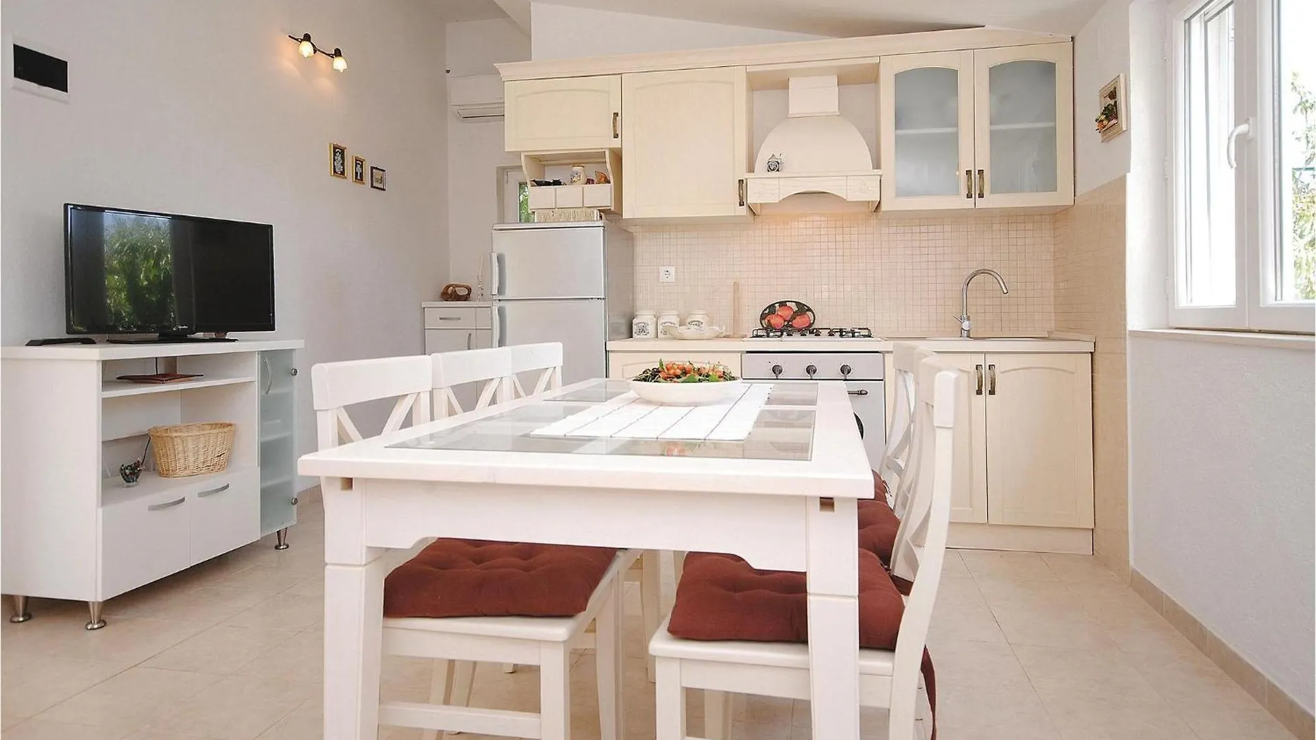 4 Bedroom Stunning Home In Kastel Novi Kastela Holiday home